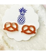 Pretzel Signature Enamel Stud Earrings - €11,86 EUR