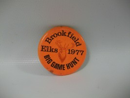 Brookfield Elks 1977 Big Game Hunt 1.5&quot; Vintage Pinback Pin Button - £2.42 GBP