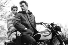 Coogan&#39;s Bluff Clint Eastwood Tisha Sterling on classic Triumph Motorbike Poster - £23.69 GBP
