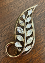 Vintage Crown Trifari Alfred Philippe Clear Rhinestone Gold Tone Leaf Pin Brooch - £35.39 GBP