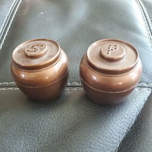 Vintage Plastic Salt &amp; Pepper Shakers Barrels Brown Admiration Made In USA - $12.34