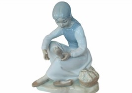 Lladro Nao Daisa Spain porcelain statue sculpture 86 girl holding foot shoe feet - £178.48 GBP