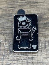 Disney SISTER WEARING CROWN WITH WAND COMPLETER HIDDEN MICKEY FAMILY PIN... - $4.94