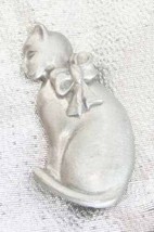 Elegant Silver-tone Sitting Cat Pin 1980s vintage - £10.18 GBP