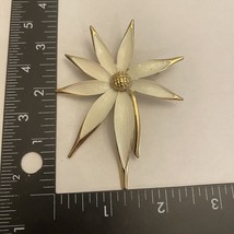 VTG MCM Floral Brooch Pin Gold And White - £8.50 GBP