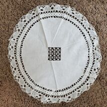 Vintage Handmade Crochet & Linen Doily White 13.5 Inch - €12,02 EUR Vintage Handmade Crochet & Linen Doily White 13.5 Inch - €12,02 EUR