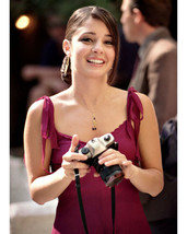Shiri Appleby Color 8X10 Photo Holding Camera - £8.45 GBP