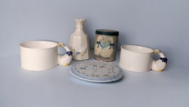 Vtg Lot of 5 Blue Bow Goose Collectibles Coffee Mugs Bell Trivet Tin Farmhouse  - £18.59 GBP