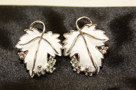 Vintage Sarah Coventry White Enameled Silver Tone Grape Leaf Clip On Earrings - £11.69 GBP