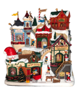 Lemax Santa&#39;s Village Facade Christmas Town LED Santa Mrs Claus Elves Re... - $2,913.48 MXN