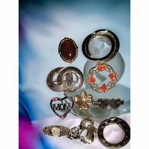 Vintage lot of beautiful brooches - £25.32 GBP