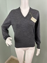 Women&#39;s Vintage Tricots St. Raphael Gray Pullover V-Neck Wool Sweater Sz Medium - £56.26 GBP