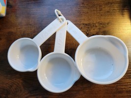 White Set Of 3 Nesting Measuring Cups - £7.93 GBP