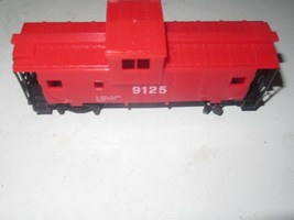 HO TRAINS - RED SAFETY CABOOSE CAB #9125 - LATCH COUPLERS- EXC- W1 - $2.80