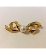 Bow Lapel Pin Brooch Vintage White Faux Pearl Gold Tone Textured Smooth ... - £19.98 GBP