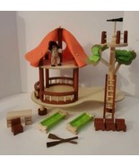 Pintoy wooden tree house Jungle lodge Playset w/ doll &amp; furniture vtg Do... - £112.08 GBP