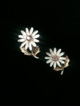 Vintage 60s clip on enameled daisy with gold vine and leaves earrings