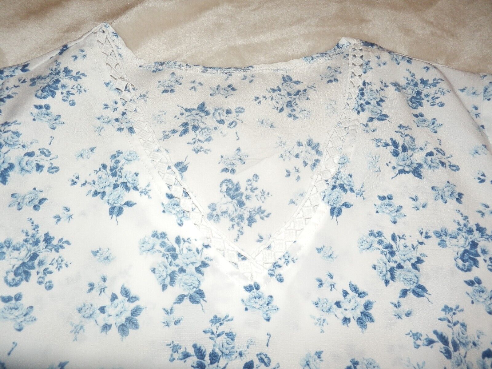 Primary image for NICE Womens 2XL 16 18 Blue & White Floral V neck TOP Blouse Crochet Trim