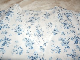 NICE Womens 2XL 16 18 Blue &amp; White Floral V neck TOP Blouse Crochet Trim - £10.10 GBP