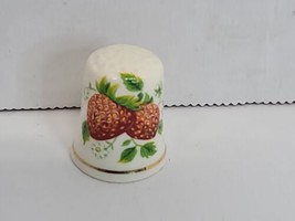Palissy THIMBLE Strawberries with Gold Trim England  - $9.20