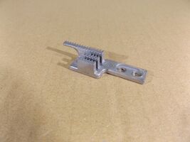 Bernina serger 1100DA feed dog rear - €18,04 EUR