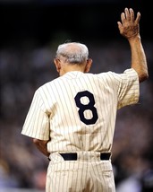 Yogi Berra 8X10 Photo New York Yankees Ny Baseball Picture Farewell Night Mlb - £3.94 GBP