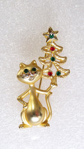 JJ Gold Tone Standing Cat Holding Christmas Tree Brooch Lapel Hat Pin - £15.78 GBP
