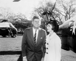 President John F. Kennedy and Jackie depart White House helicopter Photo Print - £6.91 GBP