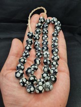 Cuentas de vidrio comerciales de inspiración veneciana Skunk Black Thous... - $596.39 MXN