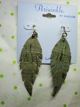 Periwinkle By Barlow Dangle Earrings Gold Tone Green Leaves On Cork Material - £8.62 GBP