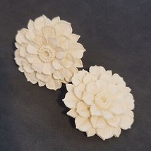 Vintage Cream Molded Flower Earrings - £23.62 GBP