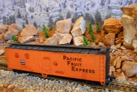 HO Scale: Athearn Union Pacific Fruit Express Box Car, Model Railroad Train Toy - £23.14 GBP