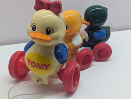 Vtg TOMY Quack Along With Ducks Mommy &amp; Baby Ducks Pull Along String No Sound - £12.02 GBP