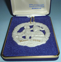 Gorham Vintage Joys of Christmas Ornament &quot;Caroling&quot; Noel 1976 First Annual - £14.71 GBP
