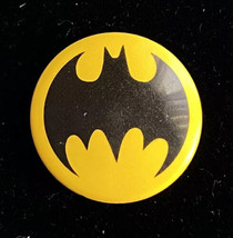 1996 Batman Logo 1.2&quot; DC Comics Yellow Promo Advertisement Pin Back Button - £7.06 GBP