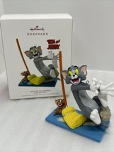 2018 Hallmark Keepsake “Mouse Cleaning” TOM &amp; JERRY Cat Mouse Ornament Cartoons - £17.39 GBP