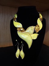 Fashion Jewelry Necklace Set Yellow Enamel Rhinestone Flower Bib Necklace 13&quot; - £14.38 GBP