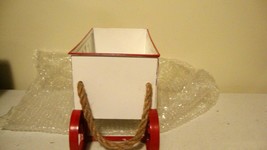 Sleigh planter in white metal image 3