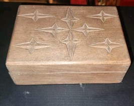 Vintage Wood Trinket Box Carved Lid Diamond Star Shapes 5.25x4 Inches - $186.21 MXN