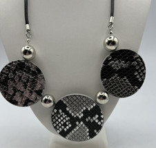 Jewelry Necklace Silver Tone Black White Snake Skin Type Leather Disks Beads - £7.48 GBP