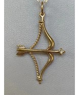 Damen Umwerfend Schleife & Pfeil Anhänger Simuliert Diamant IN 14k Gelb - $121.09
