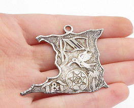 925 Sterling Silver - Vintage Chiseled Hummingbird Flag Scene Pendant - PT4906 - £33.22 GBP