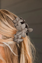 Parchment 3D Flower Plastic Resin Hair Claw (Slight Color Variations) - $52.28 MXN