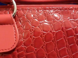 Women&#39;s Insulated Red Reptile Print Satchel Lunch Bag - $14.95