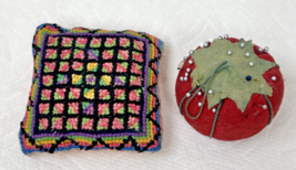 2 Antique Small Pincushions 1 Tomatoe 1 Needlepoint Colorful and Sweet - $448.52 MXN