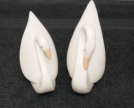Crowning Touch Porcelain Mom &amp; Baby Swan Figurines Japan - £15.97 GBP