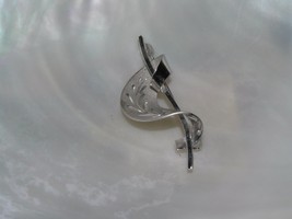 Vintage Sterling Silver Marked Leaf Etched Curliecue Wrapped Post Pin Brooch -  - £11.00 GBP