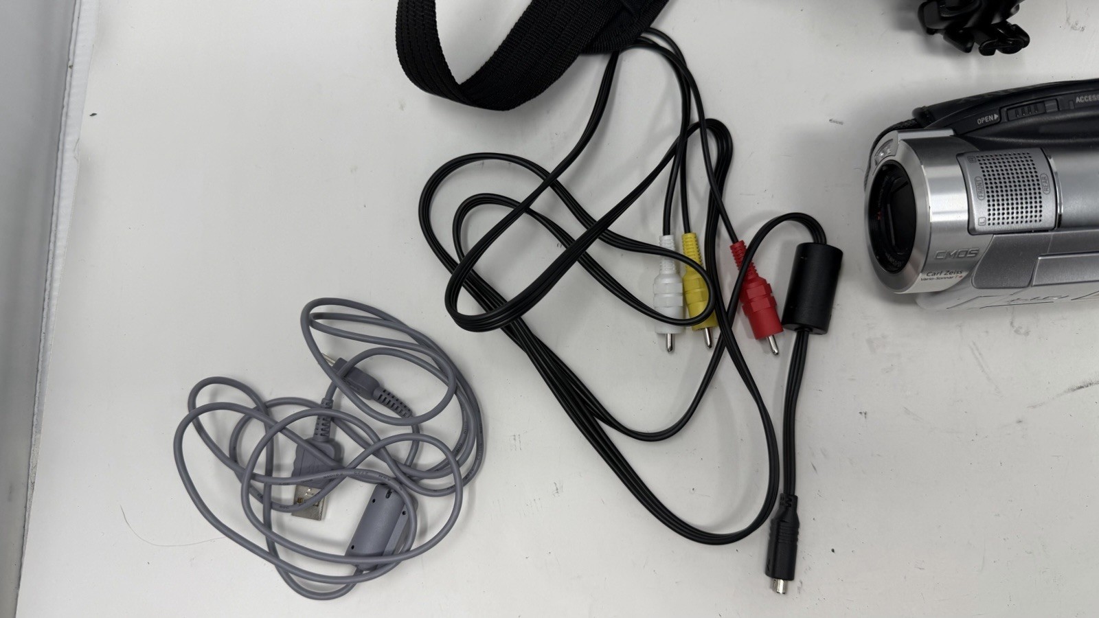 Sony Handycam HDR-UX5 High Definition + battery and charger Tested And Working Item image 2