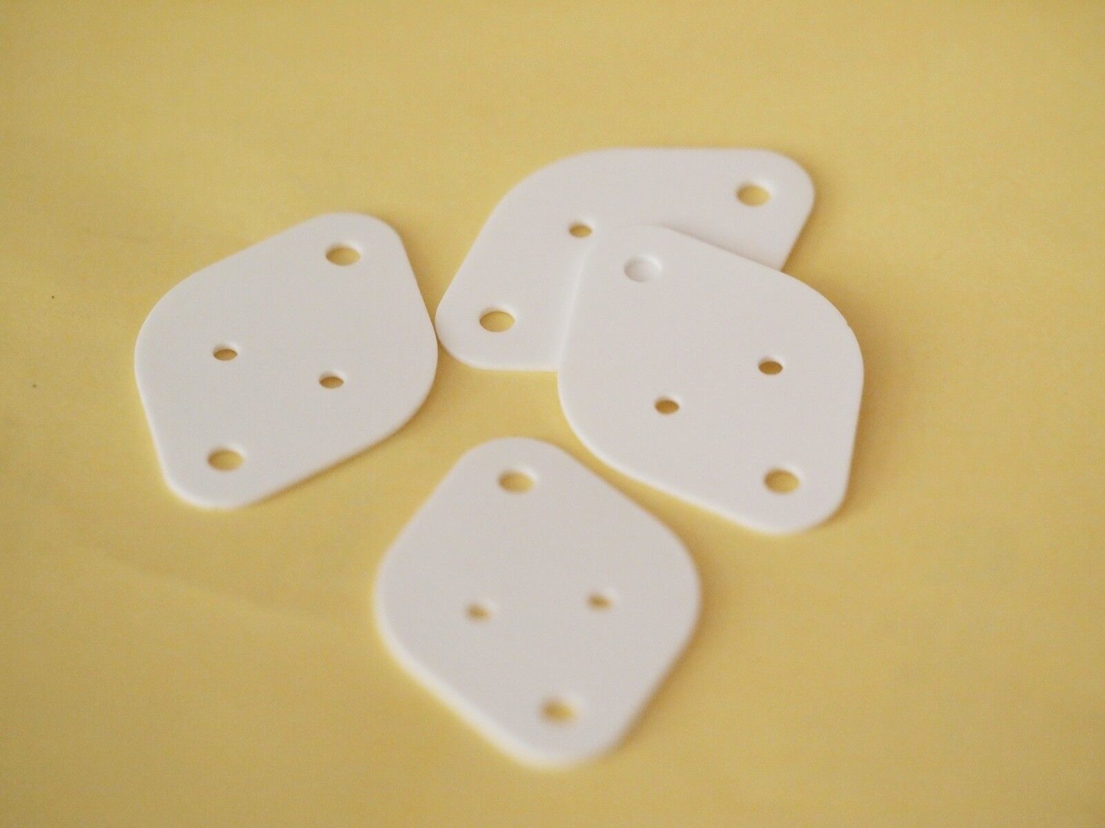 Ceramic insulator plates 4 pieces for TO-3 good heat conductiviy !  - $4.99