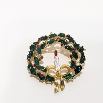 Christmas Wreath Bow Holiday Brooch Lapel Pin  1 1/2&quot; Gold Tone Green Re... - £12.40 GBP